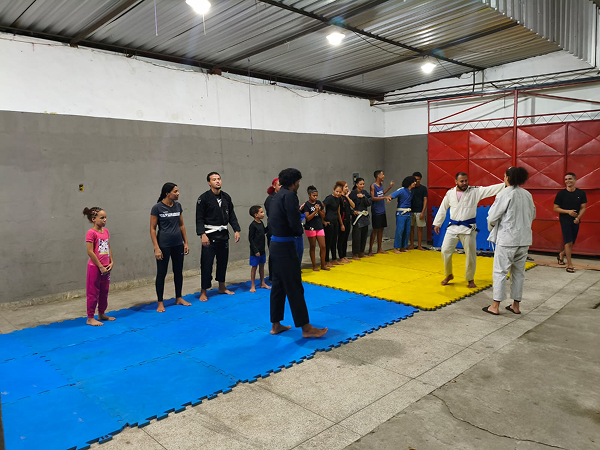 Aula de esporte sobre tatames coloridos